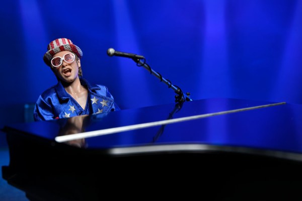 Figura Elton John vestito dal vivo nel '76 Deluxe Set 20 cm