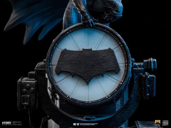 Batman su Batsignal Art Scale Deluxe - Justice League
