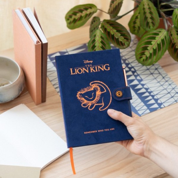 NOTEBOOK A5 PREMIUM CON PENNA - DISNEY IL RE LEONE