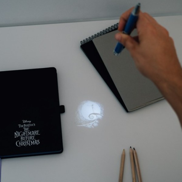 NOTEBOOK A5 PREMIUM CON PENNA PROIETTORE - DISNEY THE NIGHTMARE BEFORE CHRISTMAS