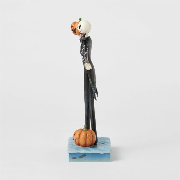 Figura di Jack che tiene in mano una zucca - DISNEY TRADITIONS