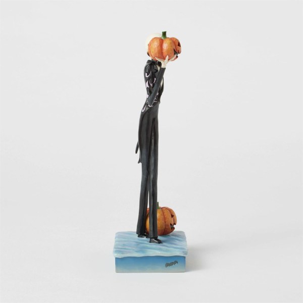 Figura di Jack che tiene in mano una zucca - DISNEY TRADITIONS