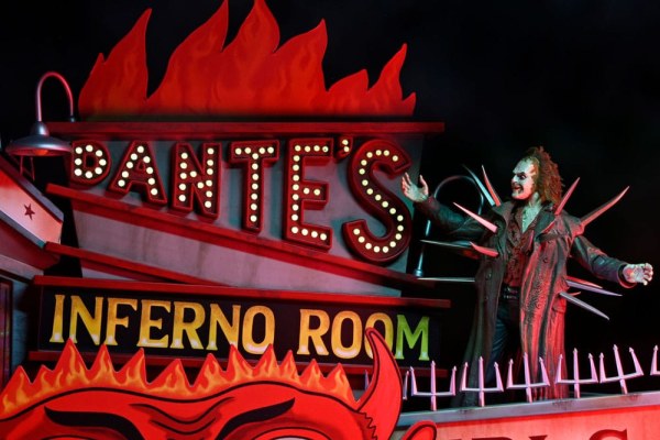 Beetlejuice (1988) diorama Trenchcoat con punte Inferno Room Deluxe Set