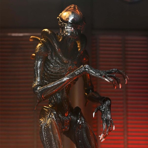 ALIEN: ROMULUS - ACTION FIGURE DA 7" IN SCALA - XENOMORPH ULTIMATE SCORCHED