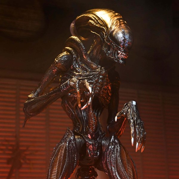 ALIEN: ROMULUS - ACTION FIGURE DA 7" IN SCALA - XENOMORPH ULTIMATE SCORCHED