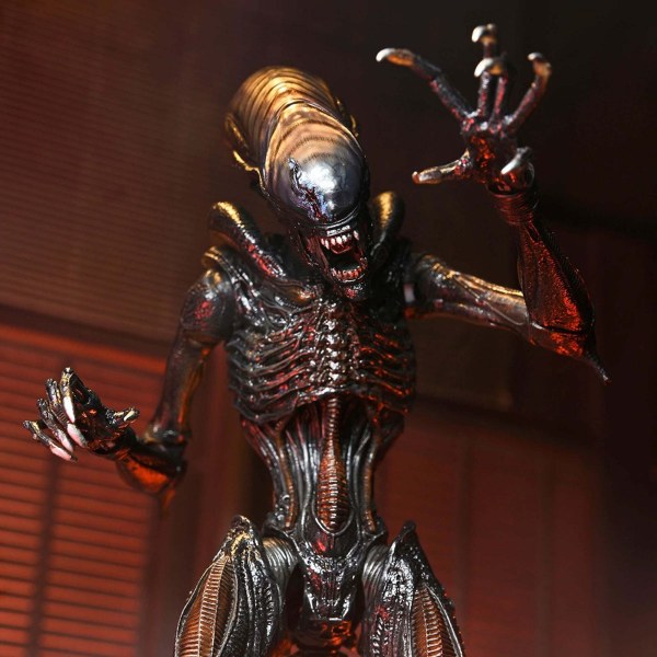 ALIEN: ROMULUS - ACTION FIGURE DA 7" IN SCALA - XENOMORPH ULTIMATE SCORCHED