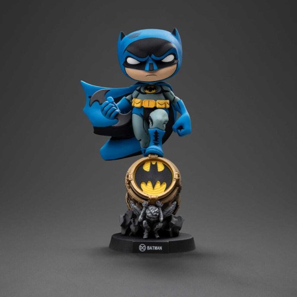 Figurina Batman Mini Co. PVC Batman su Bat-Segnale (Variante Blu) 15 cm