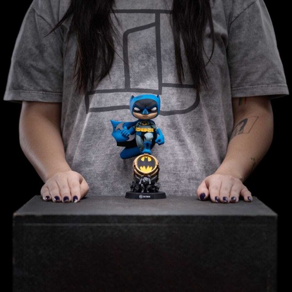 Figurina Batman Mini Co. PVC Batman su Bat-Segnale (Variante Blu) 15 cm