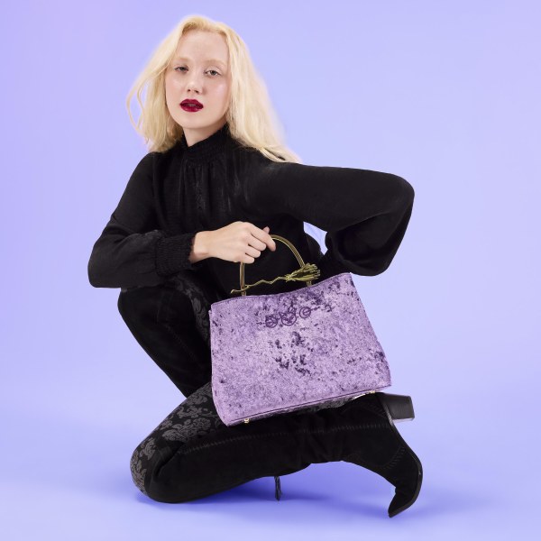 BORSA A MANO IN VELLUTO CON MANICO DI SCOPA - DISNEY LOUNGEFLY HOCUS POCUS