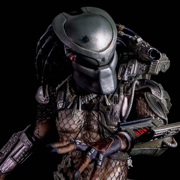 PREDATOR - FIGURA IN SCALA ¼ - JUNGLE HUNTER PREDATOR CON LUCI LED