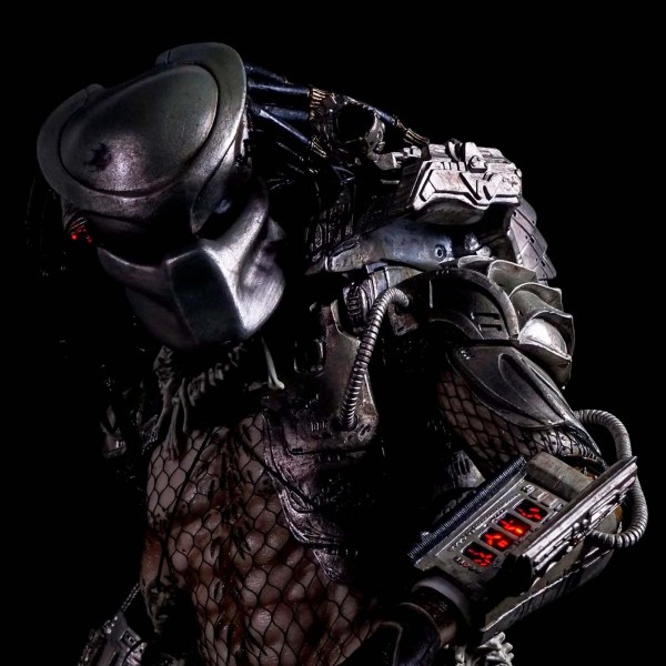 PREDATOR - FIGURA IN SCALA ¼ - JUNGLE HUNTER PREDATOR CON LUCI LED