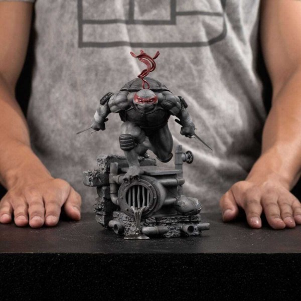 Statuetta Tartarughe Ninja 1/10 Art Scale Raffaello Variante Bianco e Nero 26 cm