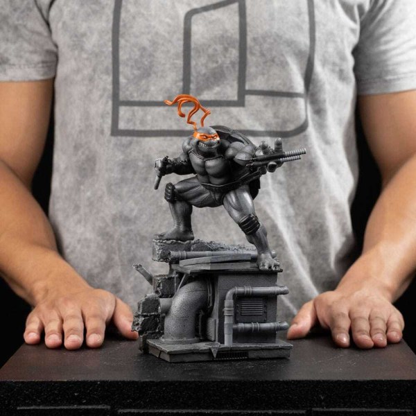 Statuetta Tartarughe Ninja 1/10 Art Scale Michelangelo Variante Bianco e Nero 26 cm
