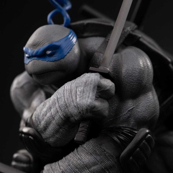 Statuetta Tartarughe Ninja 1/10 Art Scale Leonardo Variante Bianco e Nero 26 cm