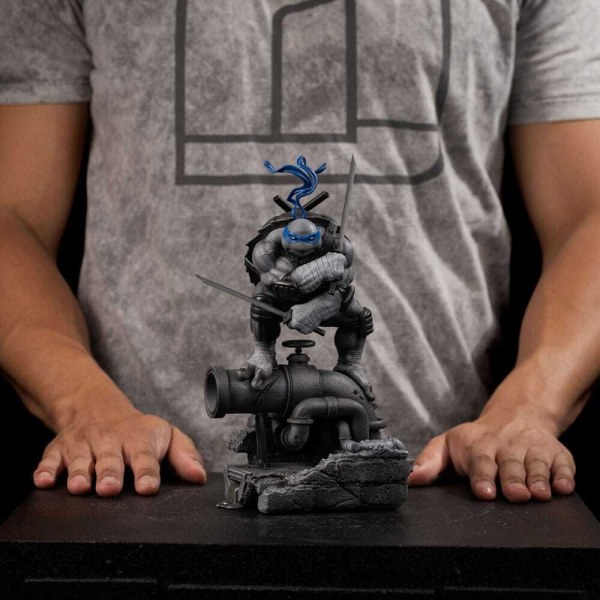Statuetta Tartarughe Ninja 1/10 Art Scale Leonardo Variante Bianco e Nero 26 cm