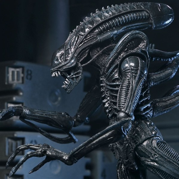 ALIENS - FIGURA D'AZIONE IN SCALA 7" - XENOMORFO GUERRIERO SUPREMO 40° ANNIVERSARIO (NERO)