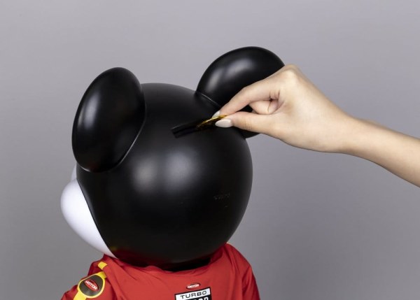Vinile Salvadanaio SYAKING-BANG!! Figurina Funzionale Auto da Corsa Mickey 48 cm - Disney Mickey and Friends