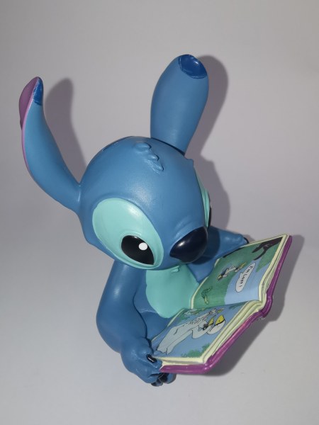 MINI STITCH CON LIBRO - DISNEY SHOWCASE