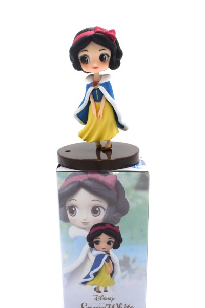 MINI BIANCANEVE CON CAPPOTTO - DISNEY Q POSKET