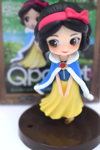 MINI BIANCANEVE CON CAPPOTTO - DISNEY Q POSKET