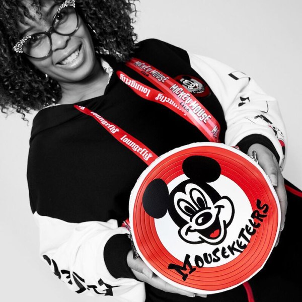 BORSA A TRACOLLA DISNEY100 TOPOLINO MOUSEKETEER  - DISNEY LOUNGEFLY